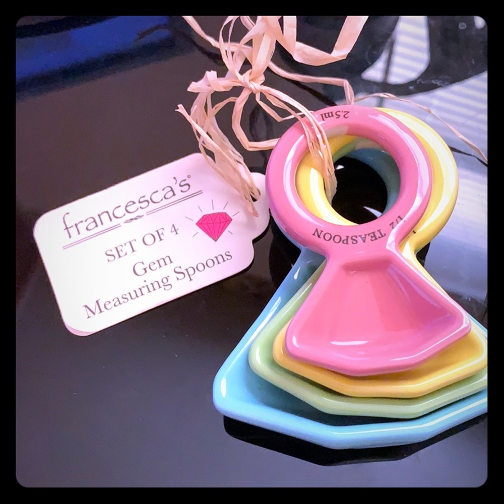 Ring measuring spoons.